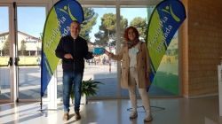 Ceina entrega el premi a la tutora més motivadora en el concurs EntreviSTEM
